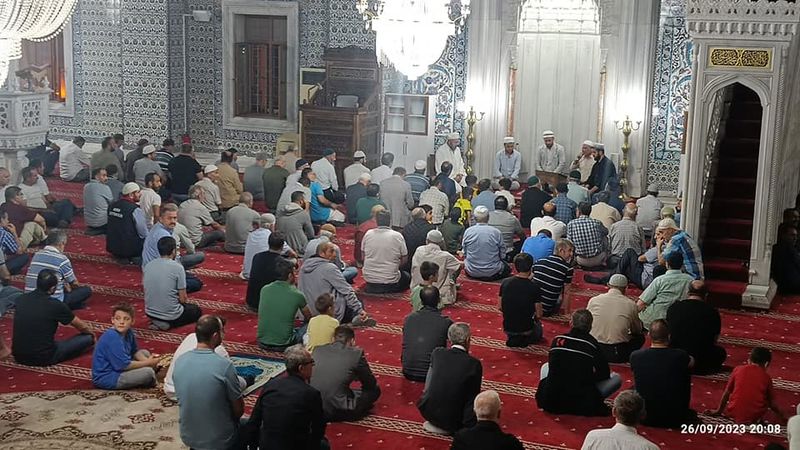 Orhangazili vatandaşlar Mevlid Kandilinde Camilere akın etti